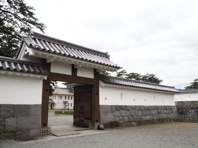 5月末曇天の小田原城馬出門内冠木門