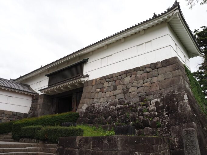 5月末曇天の小田原城昭和46年に復元された常盤木門