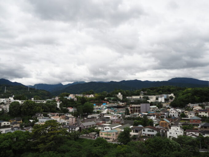 5月末曇天の小田原城天守閣から眺める箱根の山