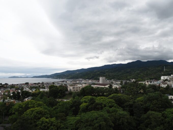5月末曇天の小田原城天守閣から眺める海に直接落ち込む箱根の山と真鶴半島、伊豆半島