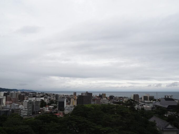 5月末曇天の小田原城天守閣から眺める相模湾