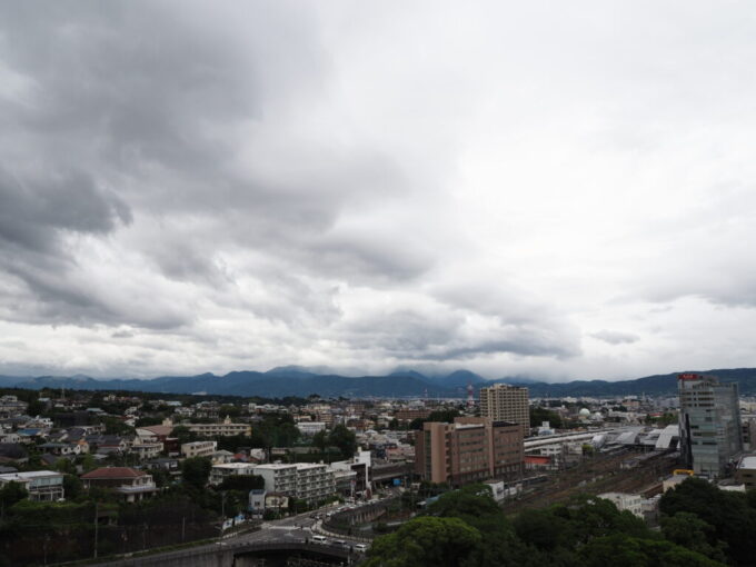 5月末曇天の小田原城天守閣から眺める丹沢山系