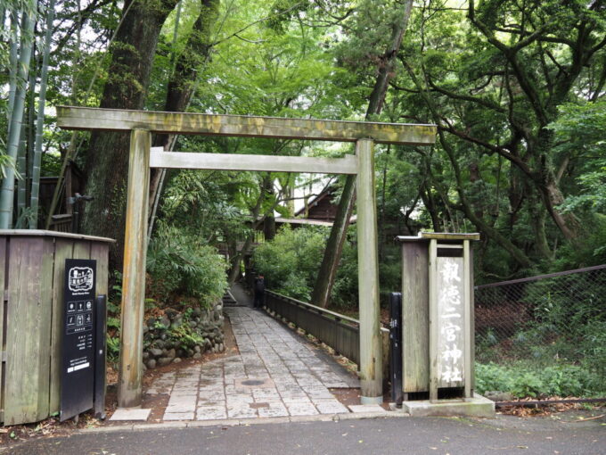 5月末曇天の小田原城址公園報徳二宮神社鳥居