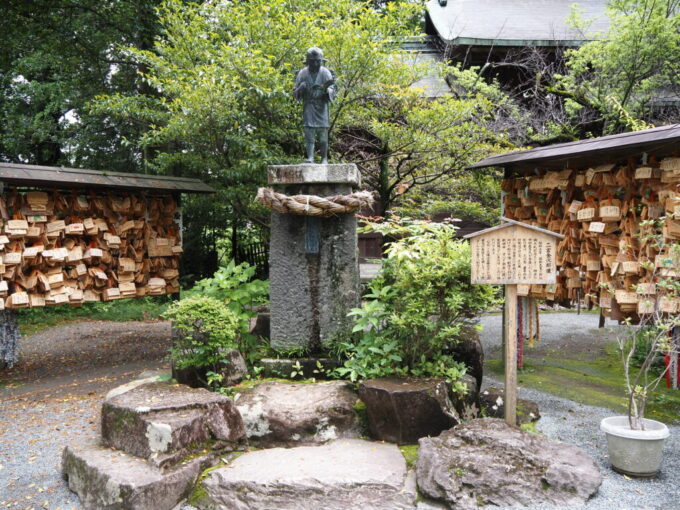 5月末曇天の小田原城址公園報徳二宮神社境内に建つ昭和3年鋳造の二宮金次郎像