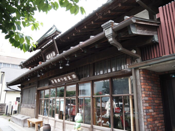 5月末曇天の小田原国道1号東海道沿いに建つ大正時代建築国登録有形文化財の済生堂小西薬局
