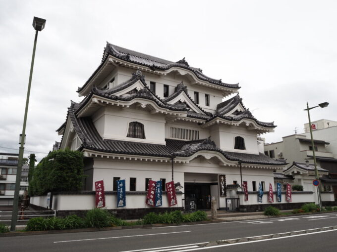 5月末曇天の小田原国道1号線東海道沿いに建つういろう本店の特徴的な建物