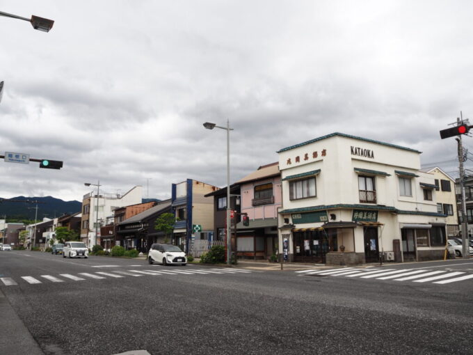 5月末曇天の小田原国道1号線東海道片岡美術店や柳屋ベーカリーといった歴史ある建物が並ぶ一画