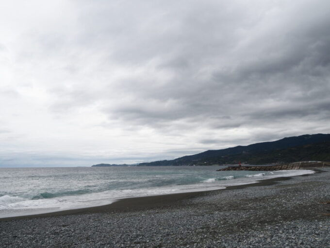5月末曇天の小田原御幸の浜から眺める箱根山に真鶴半島、伊豆半島