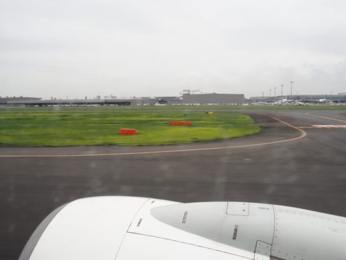 6月中旬羽田空港第1ターミナル沖止めのJTA日本トランスオーシャン航空B737型機は滑走を始め石垣島へと向けいよいよ離陸