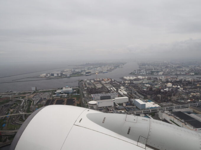 6月中旬羽田空港を離陸し一路南ぬ島石垣空港へと急上昇を続けるJTA日本トランスオーシャン航空B737型機