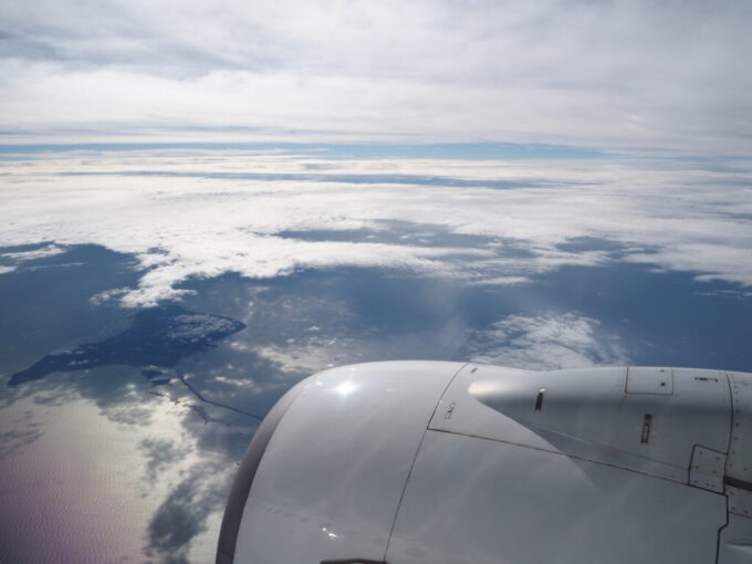 6月中旬JTA日本トランスオーシャン航空B737型機機窓から見下ろす久米島の姿