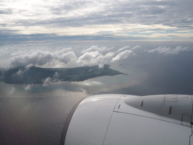 6月中旬JTA日本トランスオーシャン航空B737型機機窓に姿を現す石垣島最北端平久保崎