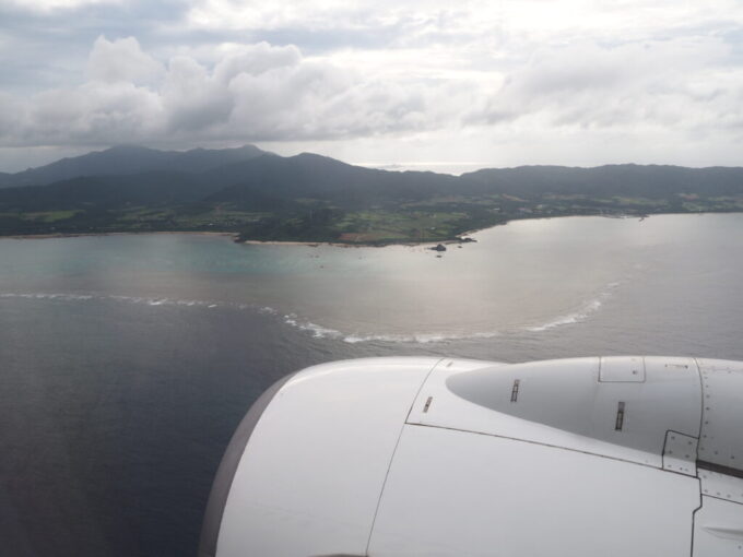 6月中旬JTA日本トランスオーシャン航空B737型機は南ぬ島石垣空港へと向け着実に高度を落としてゆく