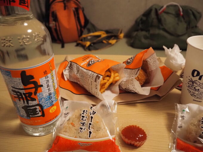 6月中旬梅雨明け後の石垣島The BREAKFAST HOTEL PORTO石垣島夕食にA&Wとファミマで仕入れたおつまみと与那国43度