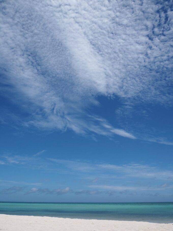 6月中旬梅雨明け後の八重山竹富島コンドイビーチを照らす八重山の漲る太陽と青く輝く夏空