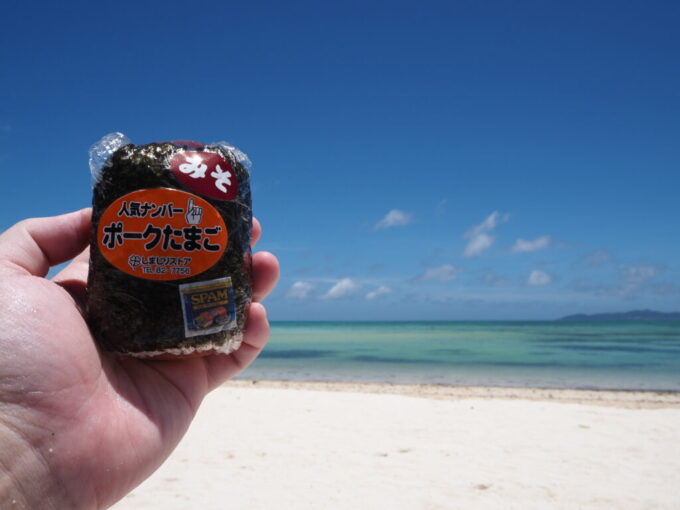 6月中旬梅雨明け後の八重山竹富島コンドイビーチの昼食にしまじりストアポークたまごおにぎりみそ