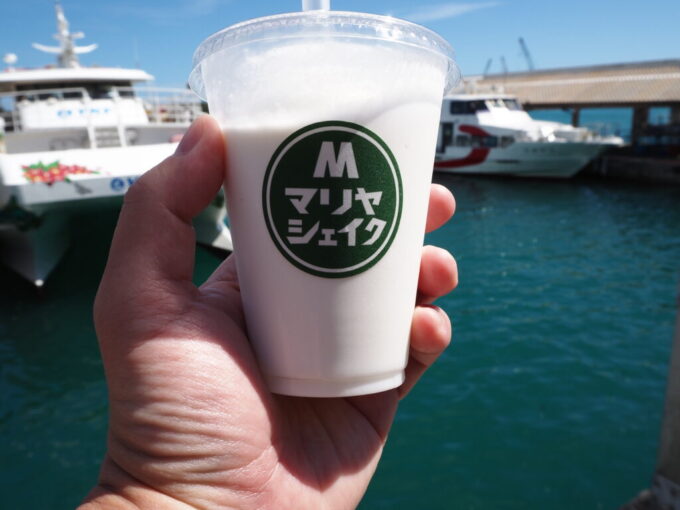 6月中旬梅雨明け後の石垣島ユーグレナ石垣港離島ターミナルの七人本舗で買ったマリヤシェイク泡盛を飲む
