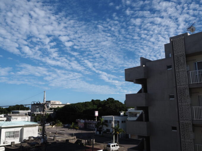 6月中旬梅雨明け後の八重山石垣島The BREAKFAST HOTEL PORTO石垣島から望む夕刻前の夏の空
