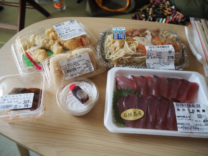 6月中旬梅雨明け後の八重山石垣島The BREAKFAST HOTEL PORTO石垣島自室で愉しむスーパーで仕入れた地元の味