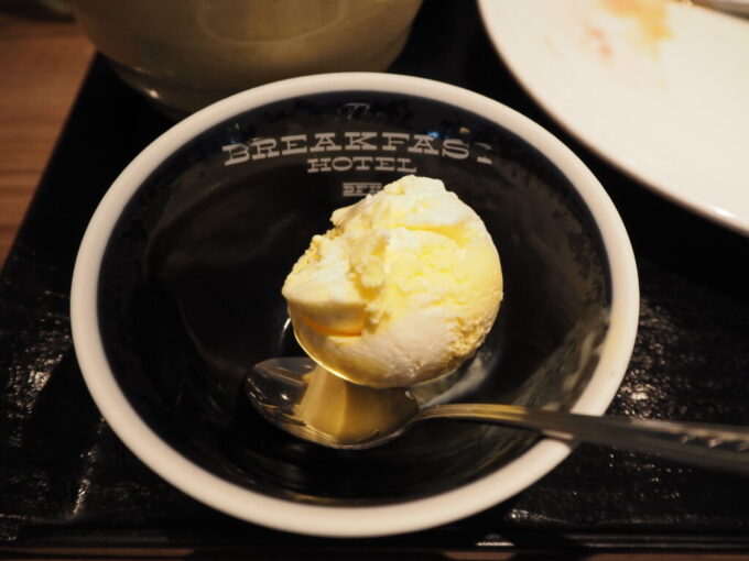 6月中旬梅雨明け後の八重山石垣島The BREAKFAST HOTEL PORTO石垣島2泊目朝食ブルーシールアイス島パインココナッツ