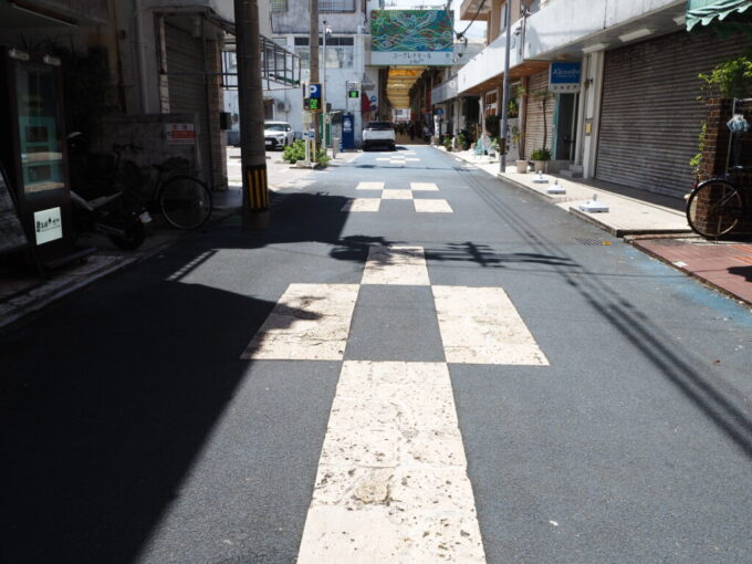 6月中旬梅雨明け後の八重山石垣島ユーグレナモールへと続く南国らしい青いミンサー舗装