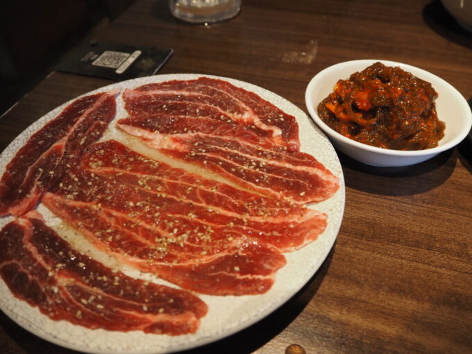 6月中旬梅雨明け後の八重山石垣島もみだれ焼肉獅子楼石垣島店自家製もずくキムチとやいま牛5秒焼きツラミ
