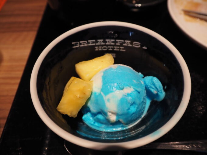 6月中旬梅雨明け後の八重山石垣島The BREAKFAST HOTEL PORTO石垣島3泊目朝食デザートにブルーシールアイスのブルーウェーブとパイナップル