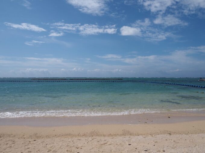 6月中旬梅雨明け後の八重山石垣島人口とは思えないうつくしい砂浜と適度に冷たい海が魅力的な真栄里ビーチ