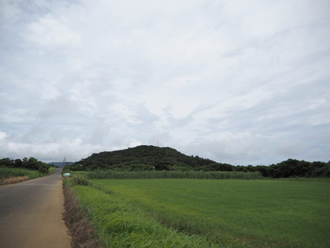 6月中旬梅雨明け後の八重山小浜島これから登る小浜島最高峰大岳を望む