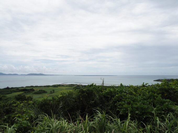 6月中旬梅雨明け後の八重山小浜島大岳展望台から眺める平たい竹富島