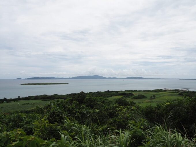 6月中旬梅雨明け後の八重山小浜島大岳頂上の展望台から望む嘉弥真島と石垣島御神崎