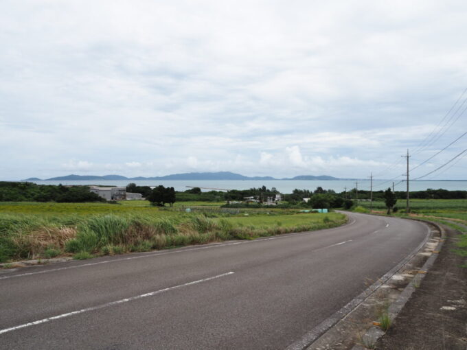 6月中旬梅雨明け後の八重山小浜島海を望みカーブを描き下る県道