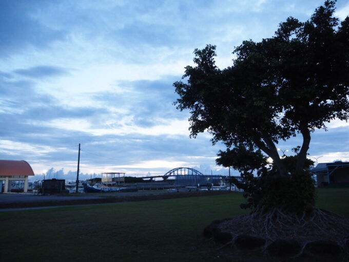 6月中旬梅雨明け後の八重山石垣島どてっぺん帰りに眺める夕刻の登野城漁港マンタ公園