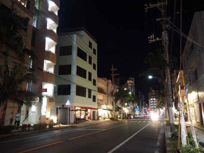 6月中旬梅雨明け後の八重山石垣島島唄三線ライブ居酒屋結風で沖縄の音色に心酔しほろ酔い気分出歩く夜の石垣の街