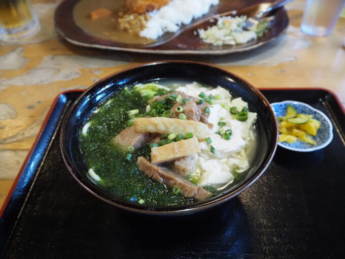 6月中旬梅雨明け後の八重山石垣島真栄里ビーチ近くのふるさと食堂ゆし豆腐アーサそば
