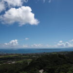 6月中旬梅雨明け後の八重山石垣島ドライブバンナ公園エメラルドの海を見る展望台からうっすらと見えた波照間島の影