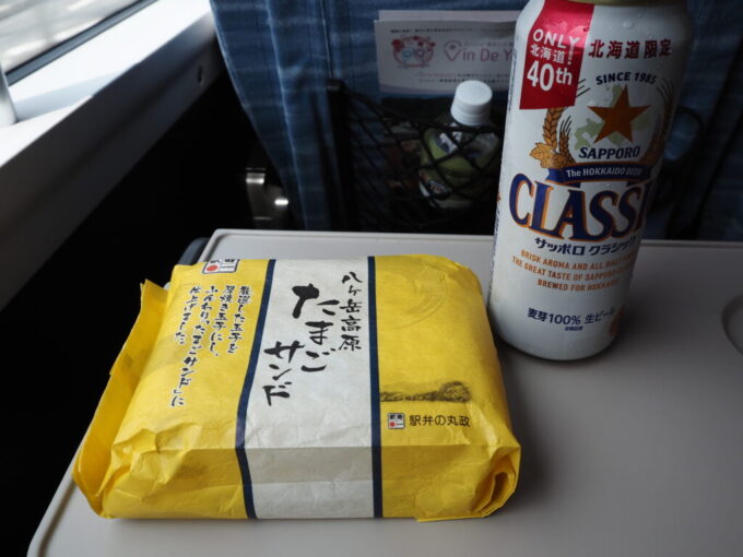 7月上旬E353系中央本線特別急行あずさ号松本行き車内で開ける駅弁の丸政八ヶ岳高原のたまごサンド