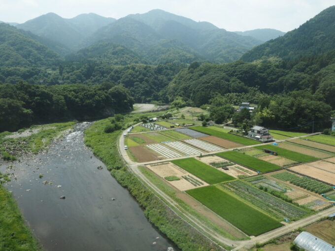 7月上旬E353系中央本線特別急行あずさ号車窓から見下ろす新桂川橋梁鳥沢鉄橋からの見事な景色