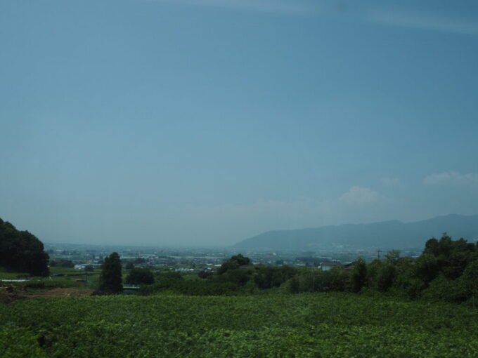 7月上旬E353系中央本線特別急行あずさ号は山に挑み長い笹子トンネルを抜けいよいよ甲府盆地へ