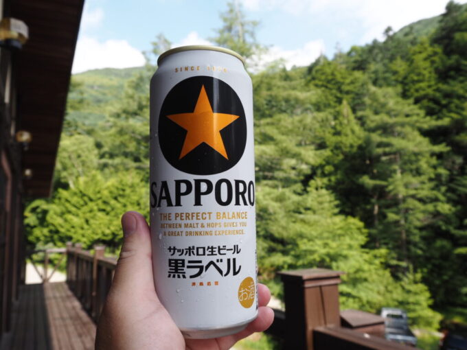 7月上旬信州茅野八ヶ岳天狗岳登山口唐沢鉱泉湯上りに高地の爽やかな風を浴びつつ味わう冷たい金星黒ラベル