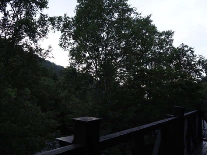 7月上旬信州茅野八ヶ岳天狗岳登山口唐沢鉱泉山の一軒宿を包む夕暮れの気配