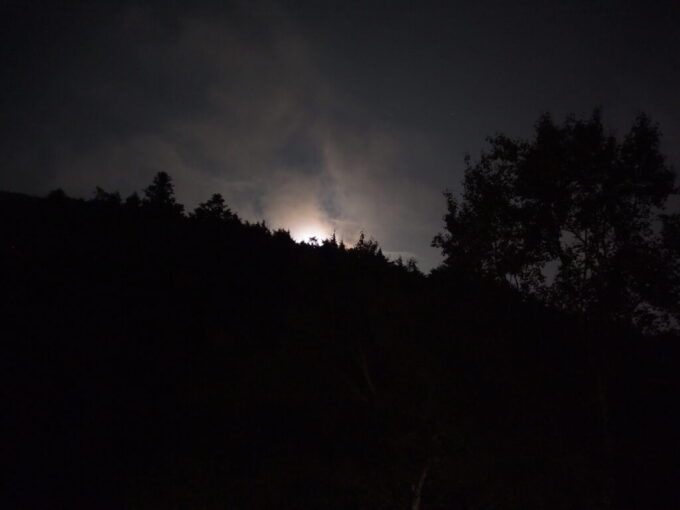 7月上旬信州茅野八ヶ岳天狗岳登山口唐沢鉱泉山の裏から気配を感じさせる明るい月