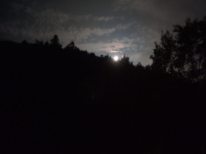 7月上旬信州茅野八ヶ岳天狗岳登山口唐沢鉱泉あり得ないほどの明るさを夜空にもたらす月
