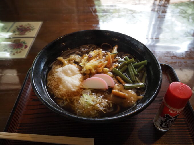 7月上旬信州茅野八ヶ岳天狗岳登山口唐沢鉱泉昼食に山菜そば