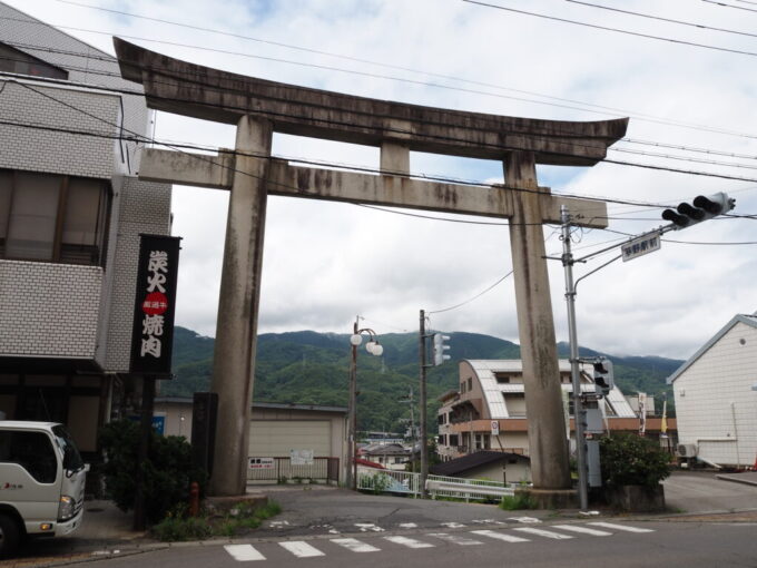 7月上旬信州茅野駅前ショッピングビルベルビア前に建つ諏訪大社上社の大きな鳥居