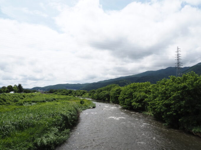 7月上旬信州茅野諏訪大社上社前宮へと向かう道すがら渡る上川は天狗岳に端を発し唐沢鉱泉の横を流れる角名川も支流に持つ