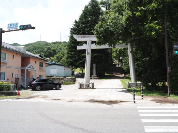 7月上旬信州茅野諏訪大社上社前宮国道沿いに建つ鳥居