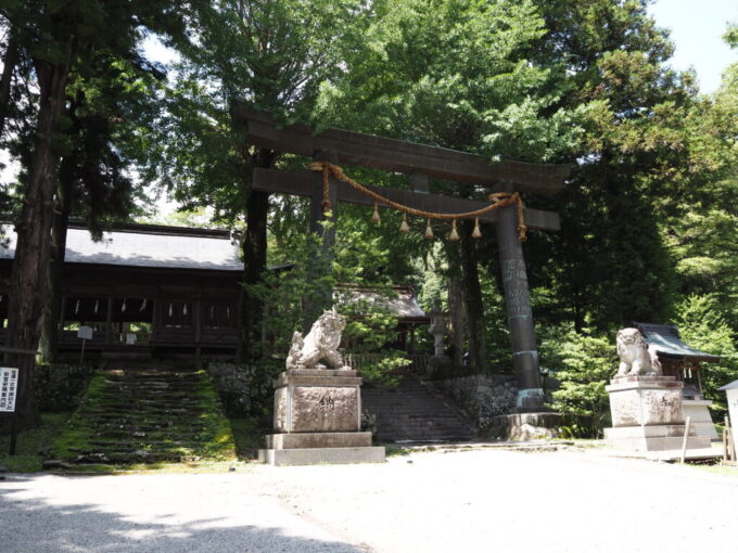 7月上旬信州茅野諏訪大社上社前宮銅鳥居と勇壮な狛犬、古から神事の行われてきた十間廊