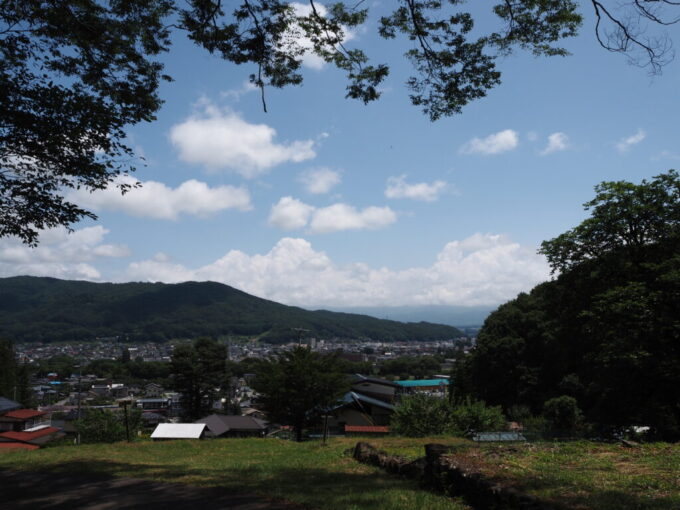 7月上旬信州茅野諏訪大社上社前宮から眺める茅野の街と黒々とした夏の山