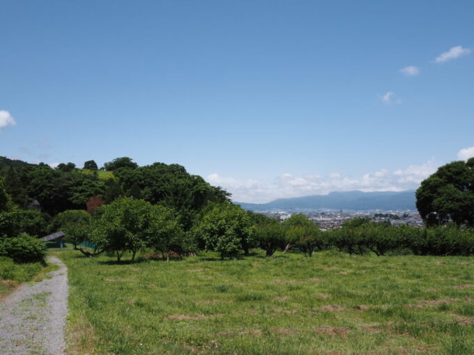 7月上旬信州茅野諏訪大社上社前宮から本宮へと歩く鎌倉道遊歩道視界がぱっと開け諏訪盆地の眺望が